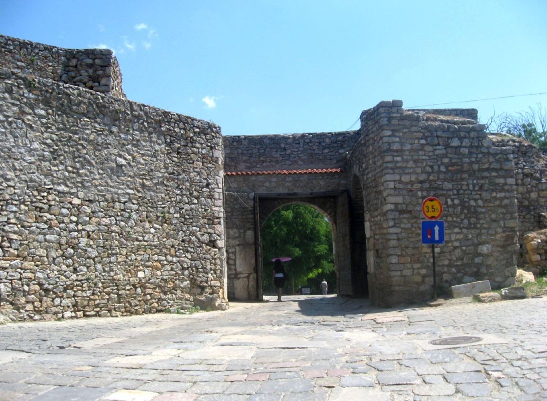 Upper gate