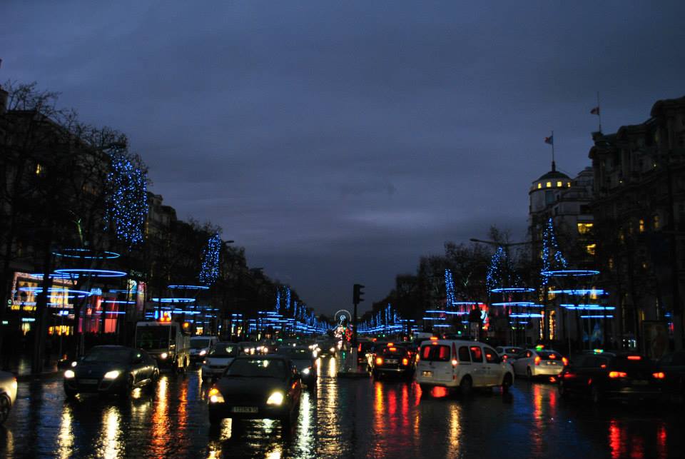 Paris by night - Night traffic on Champs-Élysées