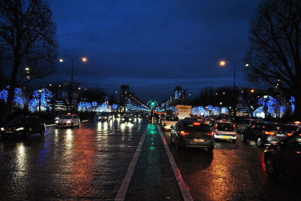 Paris by night - Traffic on Champs-Élysées