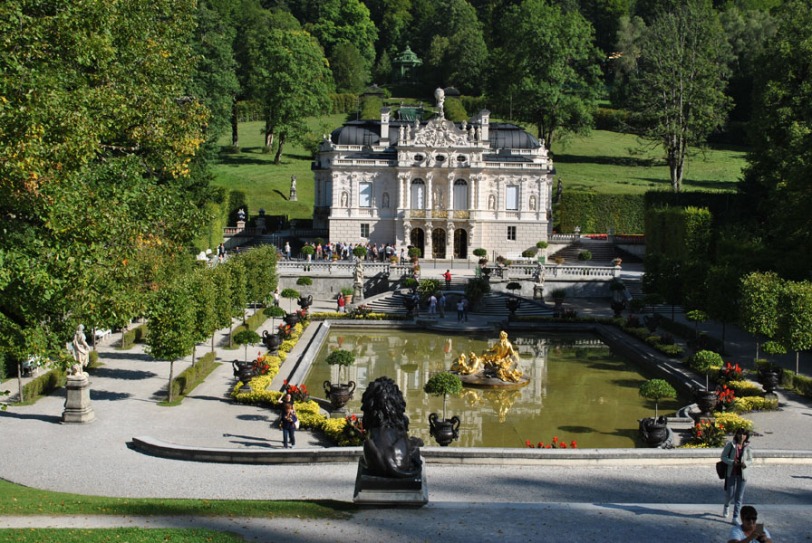 Linderhof Palace - the palace and the pool